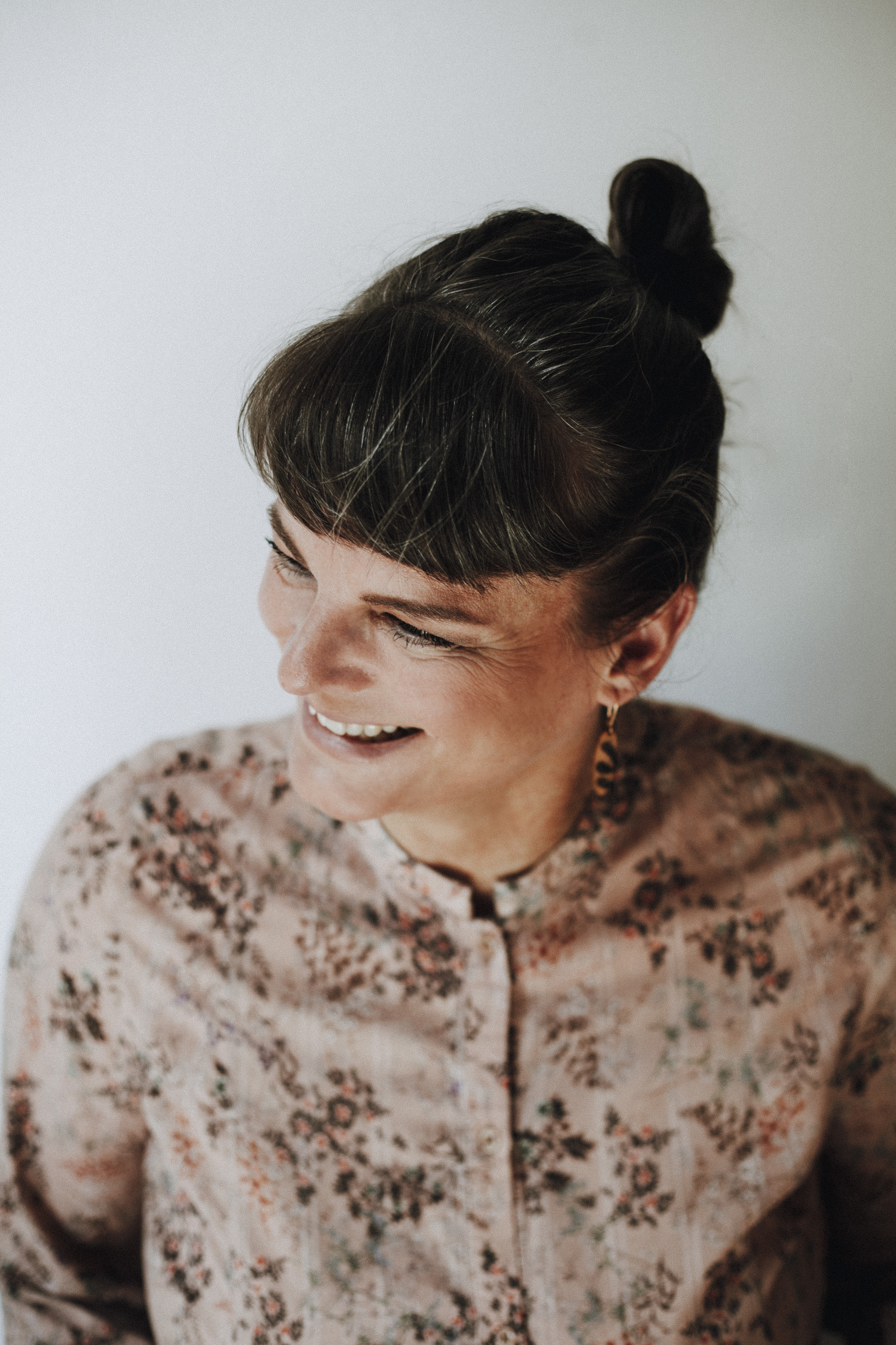 Authentisches Markenportrait einer kreativen Unternehmerin, fotografiert von Jules Lånd Leben für nachhaltige, werteorientierte Personal Brands.