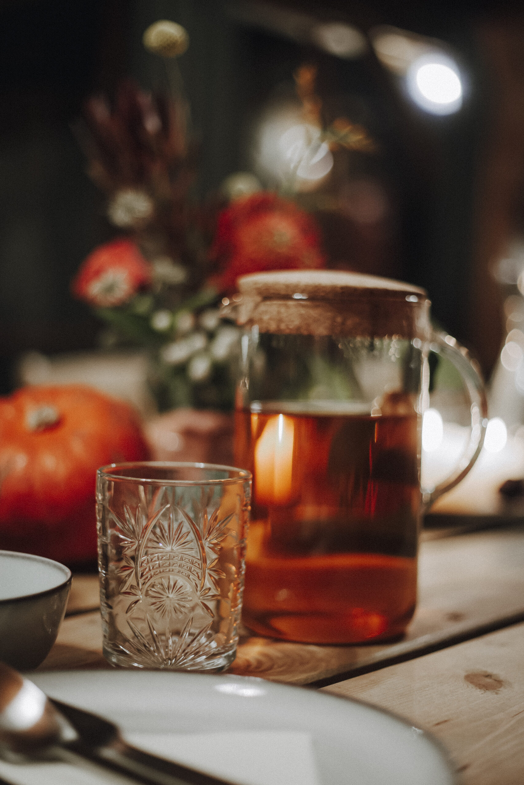 Soul-Food-Caterering, liebevoll zubereitet im Farmhouse Wandlitz – warme, authentische Retreat-Fotografie beim „Essence of Joy“ Retreat, die achtsame Ernährung, Gemeinschaft und bewusste Markenmomente sichtbar macht.